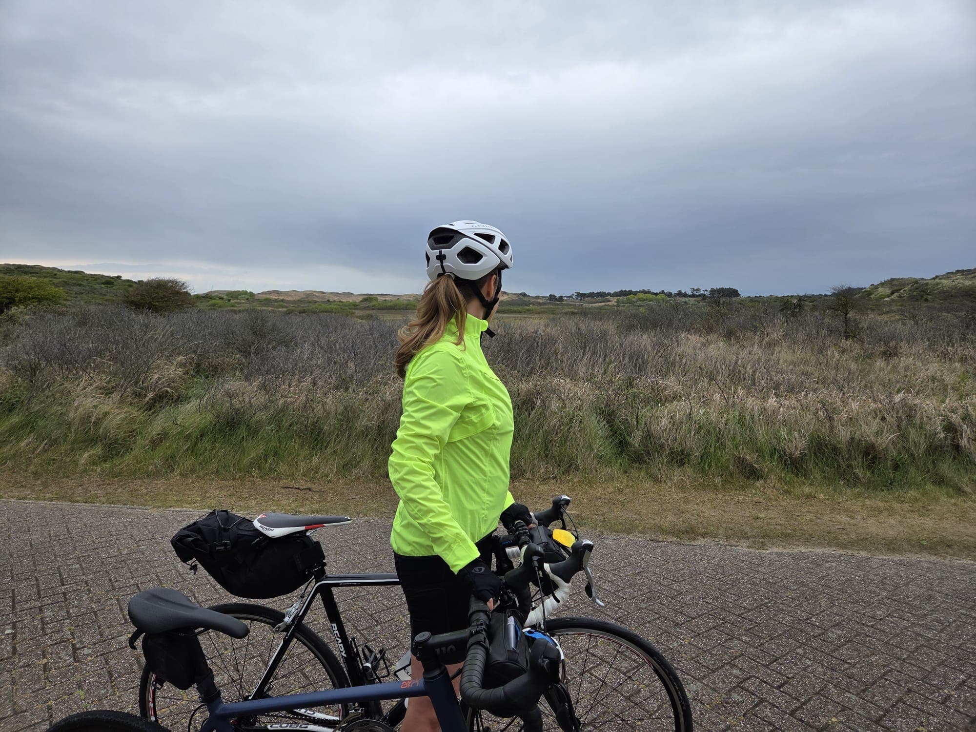Fietser door Nationaal Park Hollandse Duinen