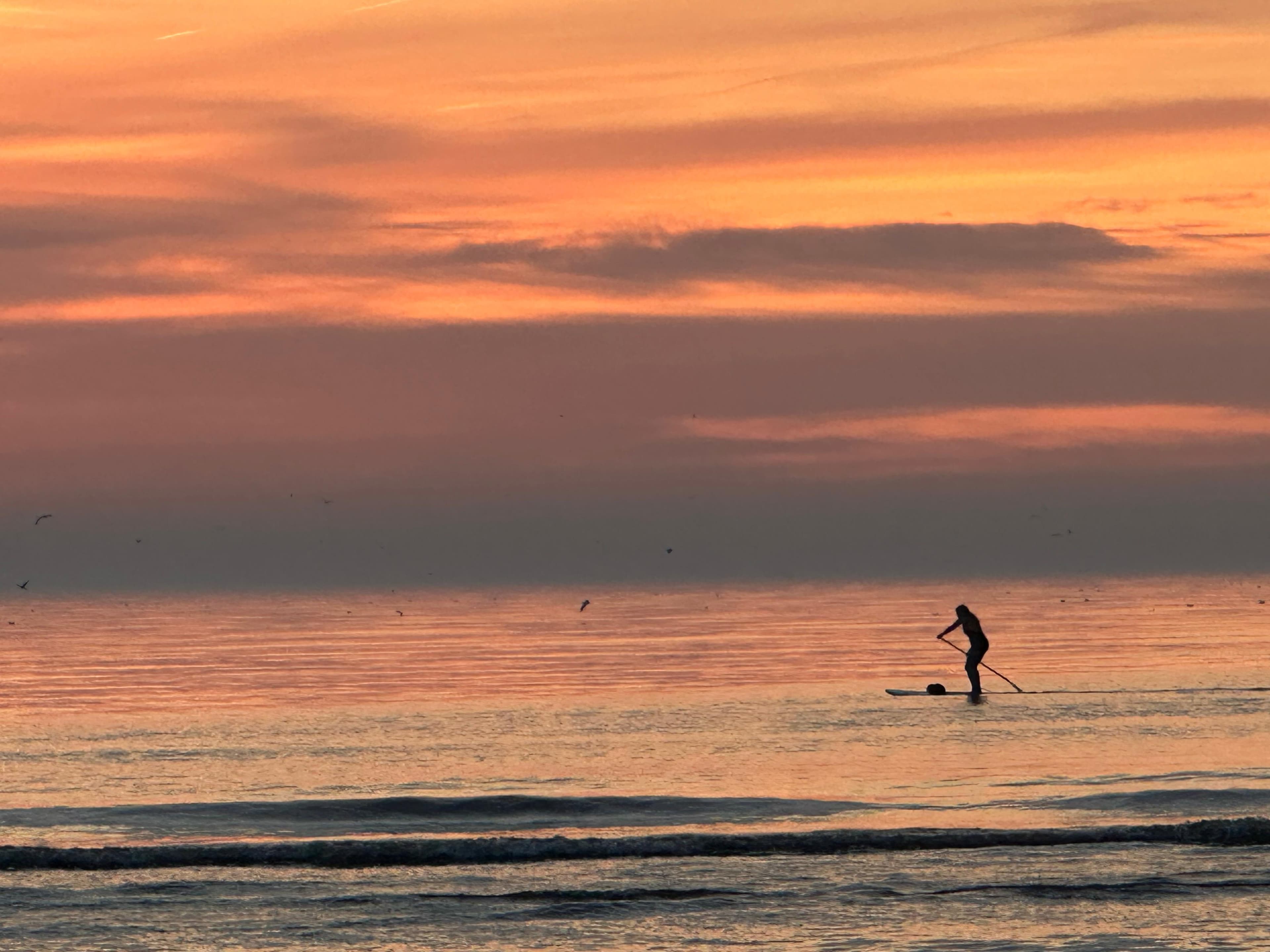 SUP'er bij zonsondergang op zee voor de Noordwijkse kust